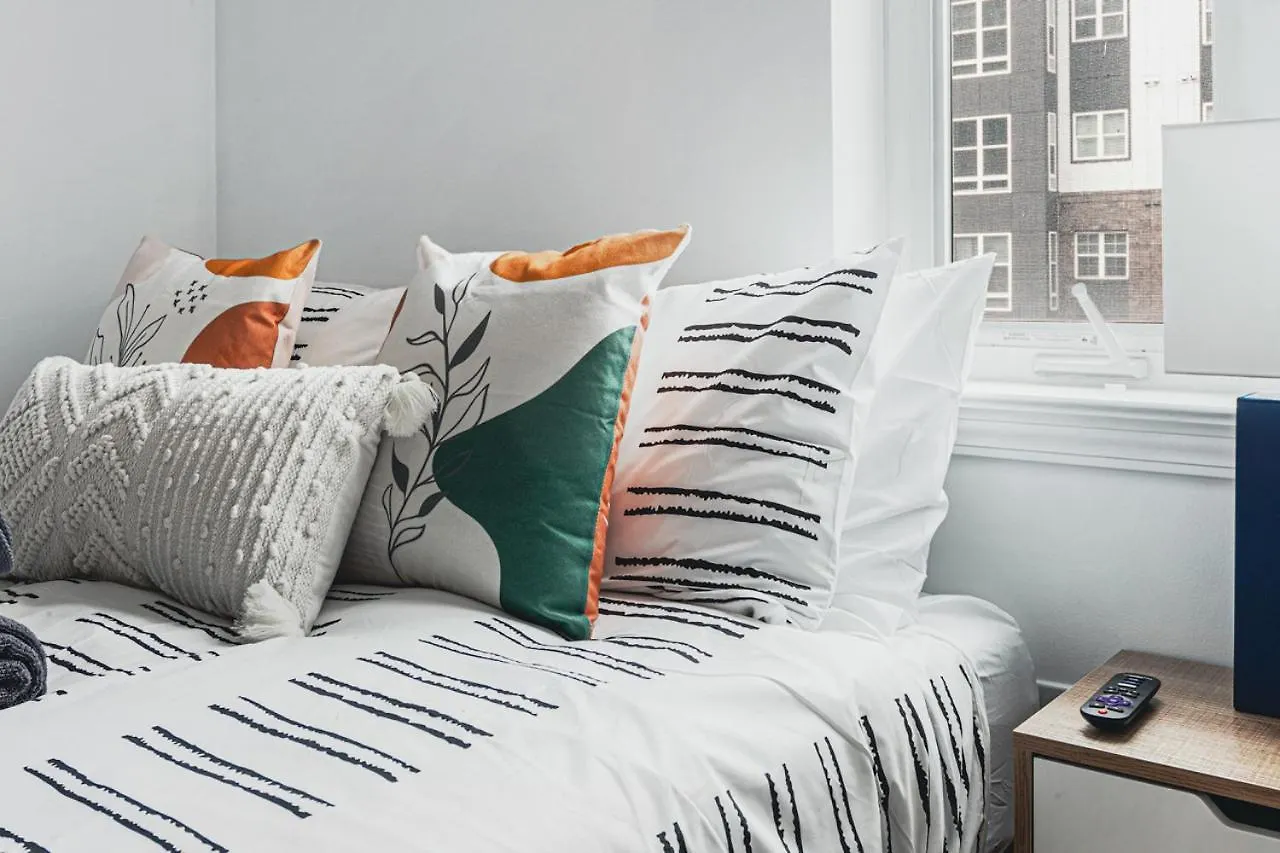 Urban Retreat - Free Parking, Wifi, Walk To Stadium Charlotte Apartment